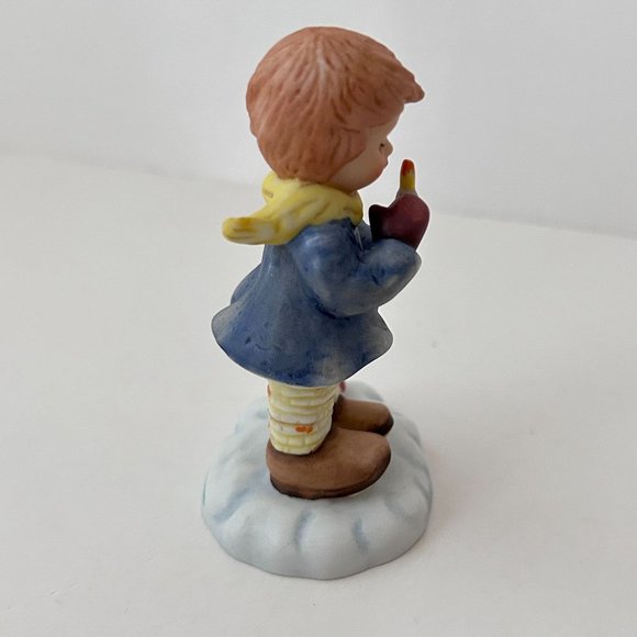 Berta Hummel Goebel Figurine The Glow Of A Candle Box 3" Winter Wonderland 2003 - Picture 5 of 11